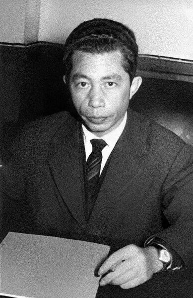 ملف:Lakhdar Bentobal.jpg