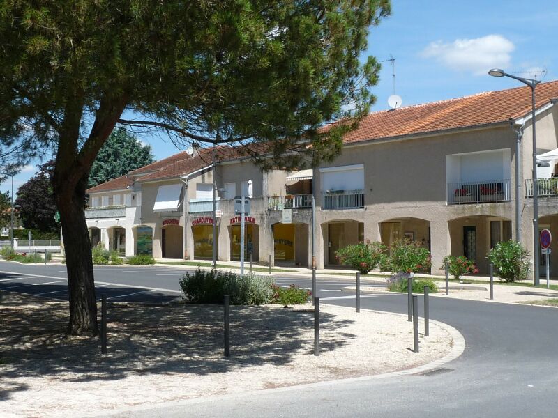 ملف:Pineuilh place.JPG