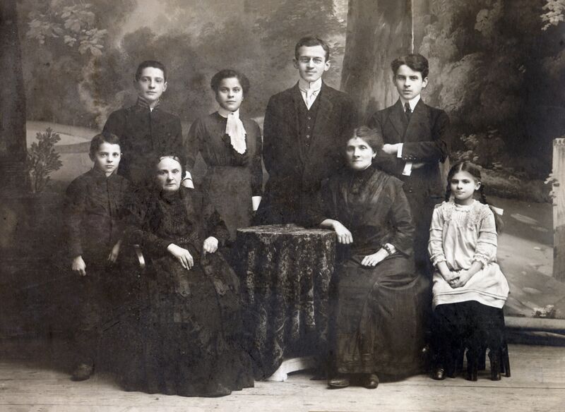 ملف:Rodzina Vetulanich w Sanoku.jpg