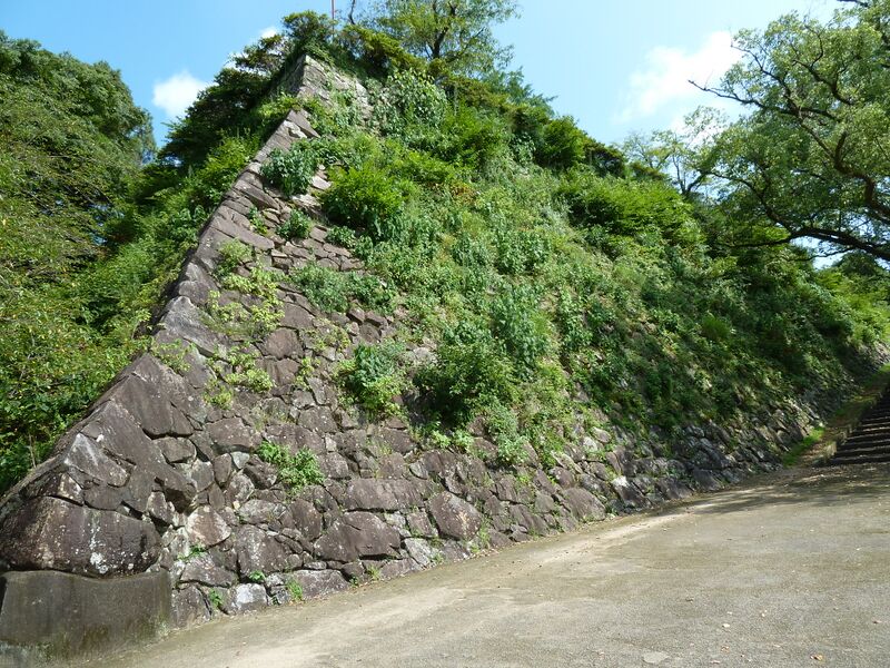 ملف:Nobeoka castle ishigaki1.JPG
