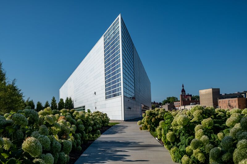 ملف:Pie shaped art building.jpg