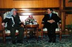 عرفات والرئيس الجزائري عبد العزيز بوتفليقة، مايو 1999.