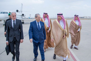 وزير الخارجية السوري فيصل المقداد ونائب وزير الخارجية السعودي وليد الخريجي (جدة 12 أبريل 2023)