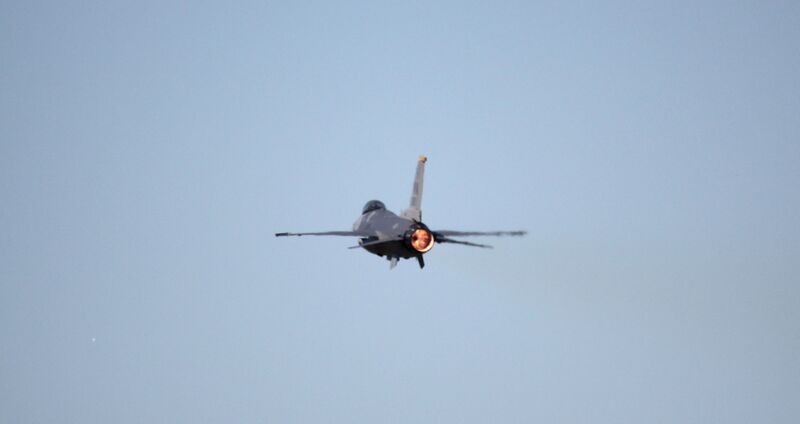 ملف:F16 demonstrating Afterburning capability.jpg