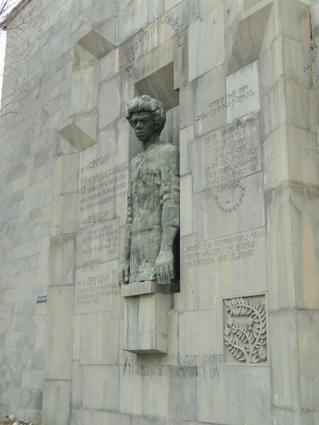 ملف:Հուշարձան Պարոյր Սևակին (3).jpg