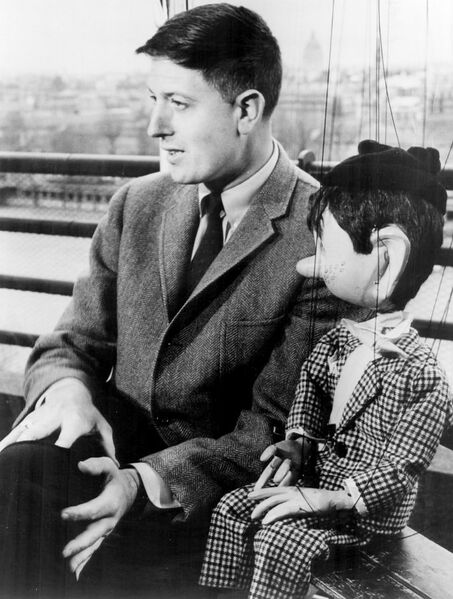 ملف:Frank Buxton Discovery 1966.JPG