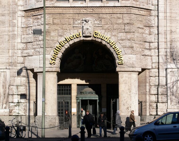ملف:Rathaus Charlottenburg Eingang Stadtbücherei.jpg