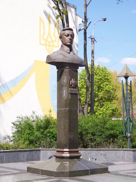 ملف:Symon Petliura Monument-Rivne.jpg