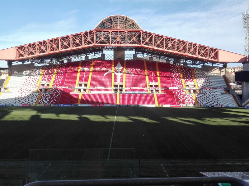 ملف:Tribuna Colaussi 2.jpg