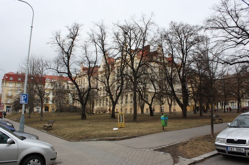 ملف:Nedvedovo namesti Praha 3160.JPG