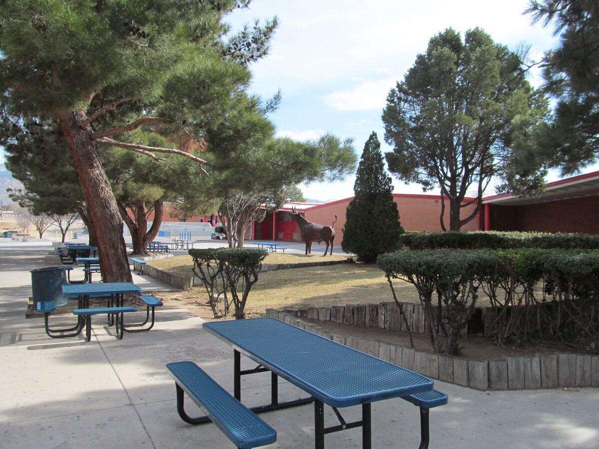 ملفSandia High School courtyard, Albuquerque NM.jpg المعرفة
