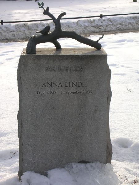 ملف:Anna Lindhs gravsten (gabbe).jpg