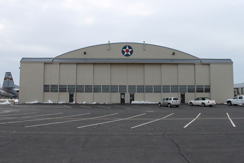 ملف:Building 1301, Dover AFB.JPG