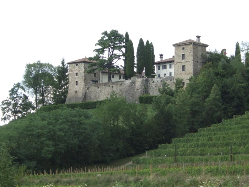 ملف:Dolegna del Collio-CastelloTrussio1.jpg