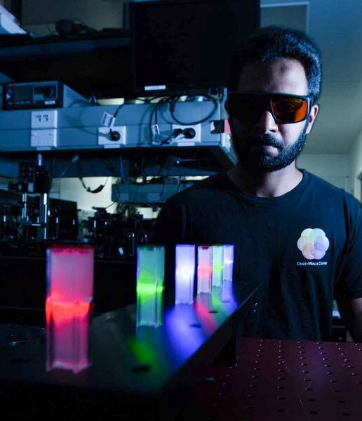 ملف:Dodd-Walls student in lab.jpg