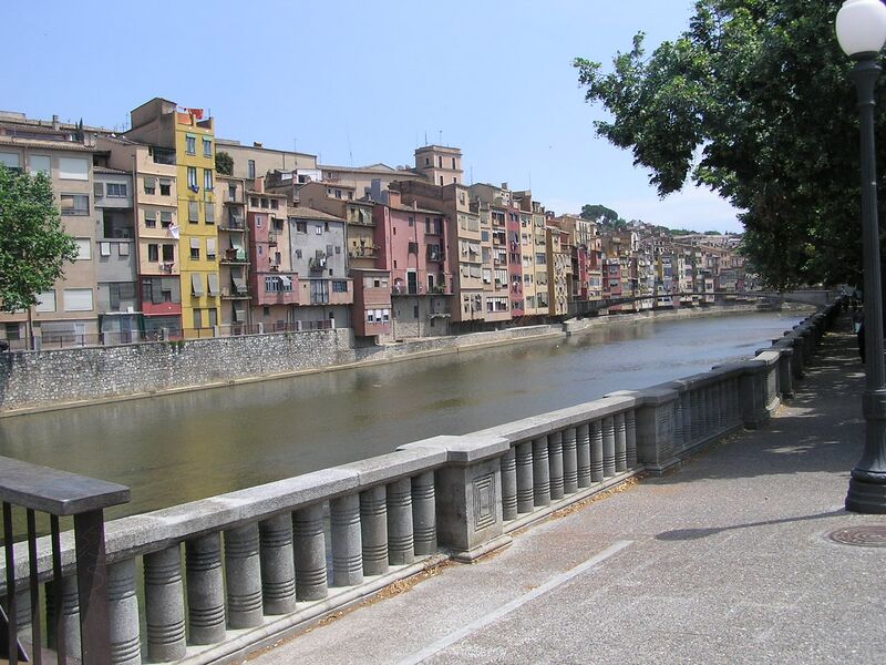 ملف:Girona river-street.jpeg