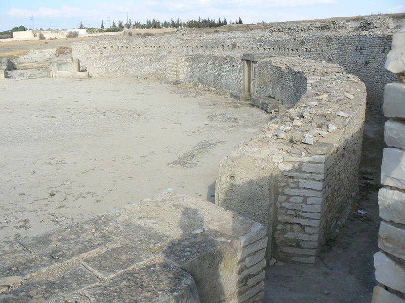ملف:Makthar amphithéâtre.jpg