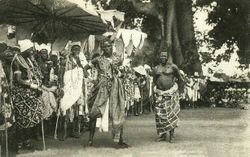 يسار: رقص زعماء Fon chiefs during celebrations. يمين: الاحتفال في أبومي (1908). قدامى المقاتلون لملك فون، بيهانزين، ابن الملك گللى.