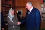عرفات والمستشار الألماني هلموت كول، ديسمبر 1993.