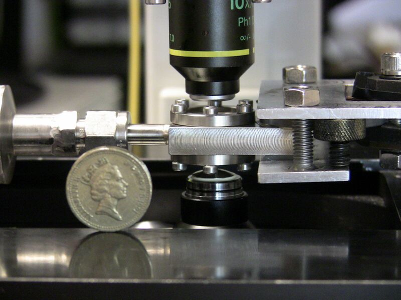 ملف:Quantum experimentation equipment 1.JPG