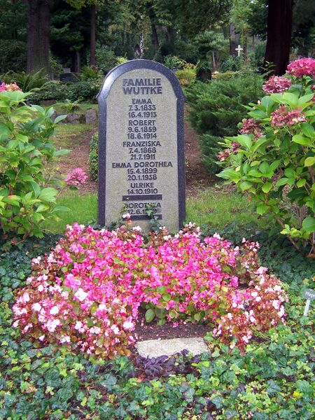 ملف:Robert Wuttke Grab Dresden.JPG