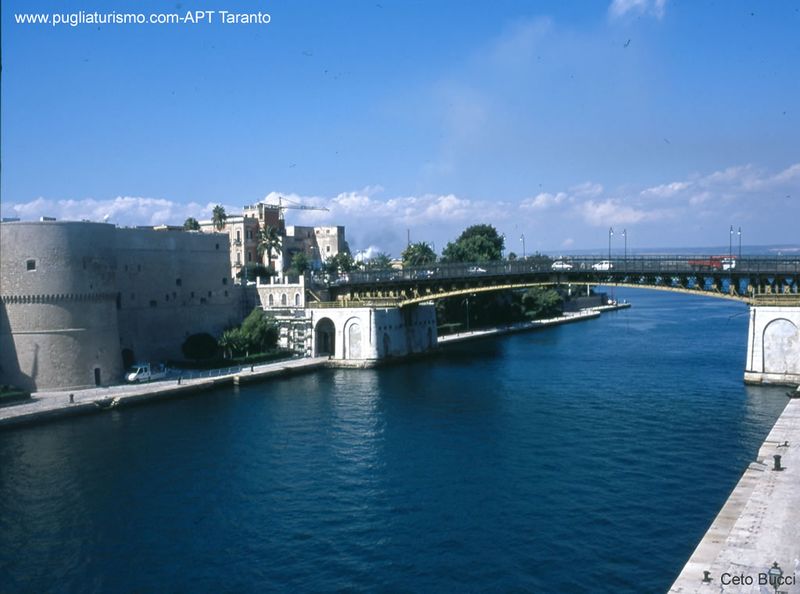ملف:Swing Bridge Taranto.jpg
