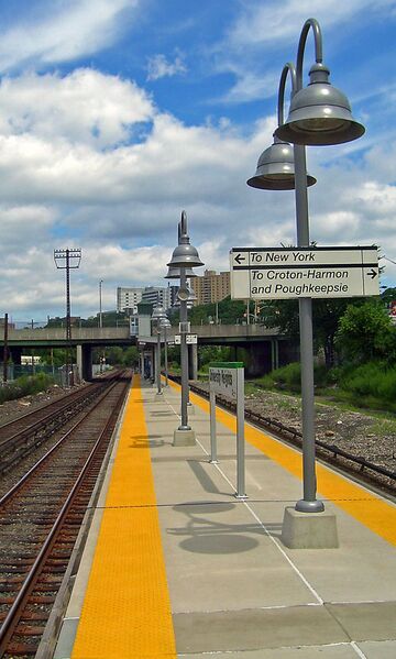 ملف:University Heights train station.jpg