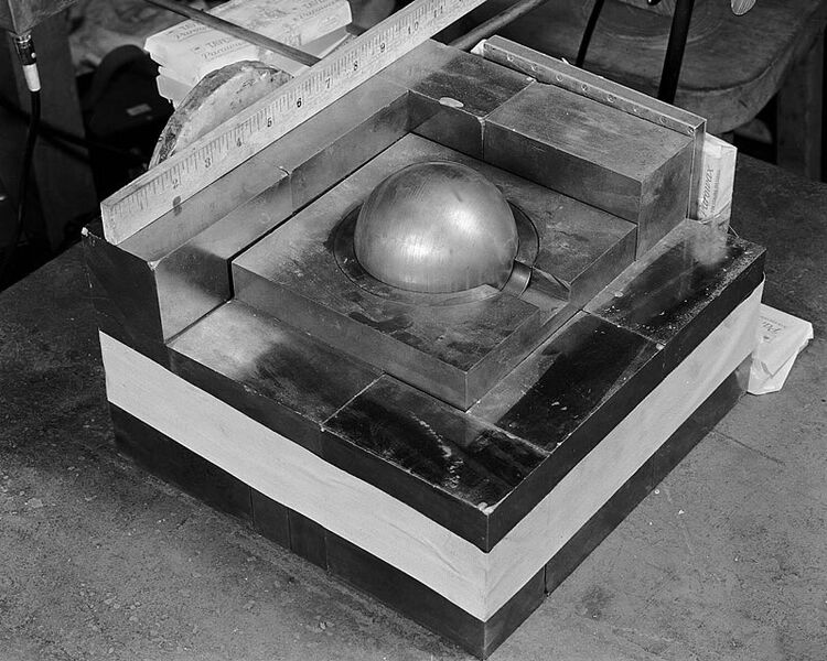 ملف:Partially-reflected-plutonium-sphere.jpeg