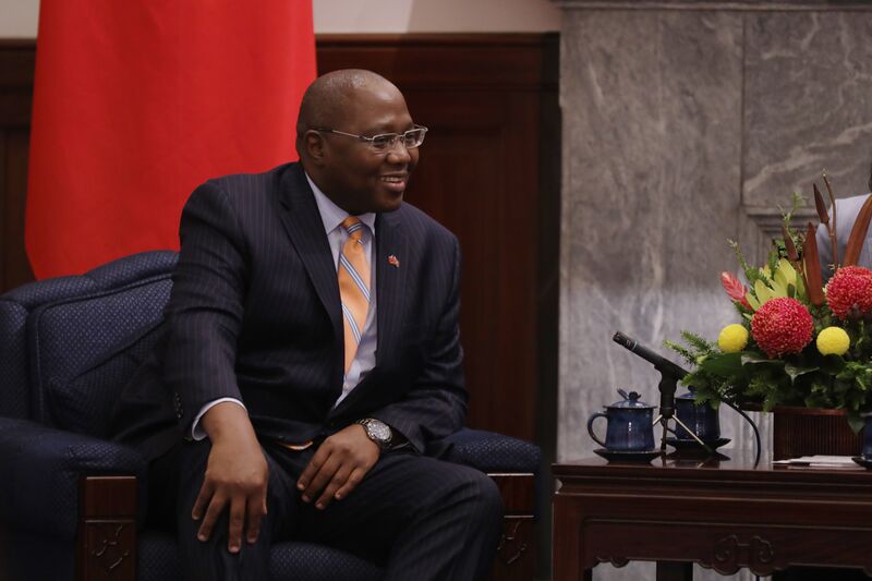 ملف:10.08 總統接見「史瓦帝尼王國總理戴安伯伉儷」 (48863175906).jpg