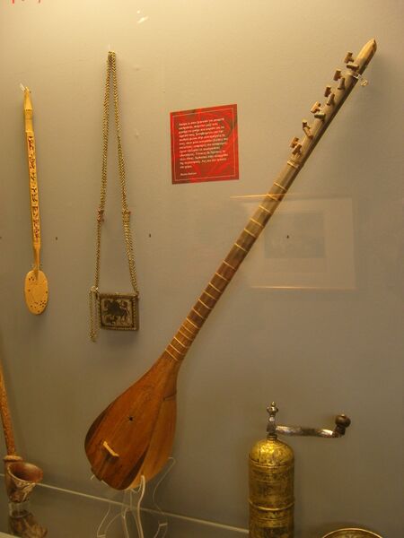 ملف:Makriyannis tambouras.JPG