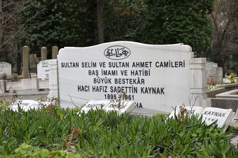 ملف:Grave of Sadettin Kaynak.jpg