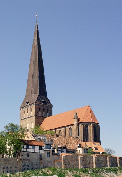 ملف:Petrikirche mit Stadtmauer-3.jpg