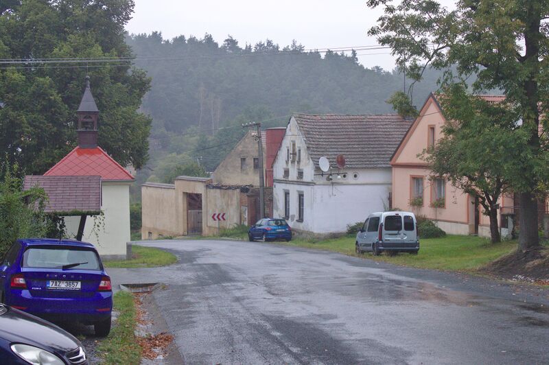 ملف:Chotiná, náves.jpg