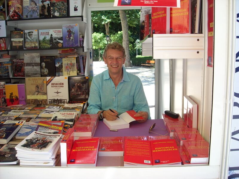 ملف:FIRMANDO LIBROS 18.10.09 (1).jpg