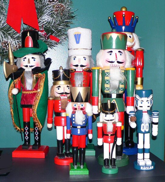 ملف:Nutcrackers.jpg