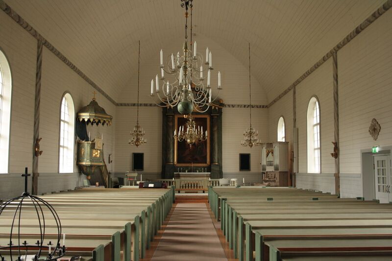 ملف:Vännäs kyrka-2011-06-24-altargång.jpg