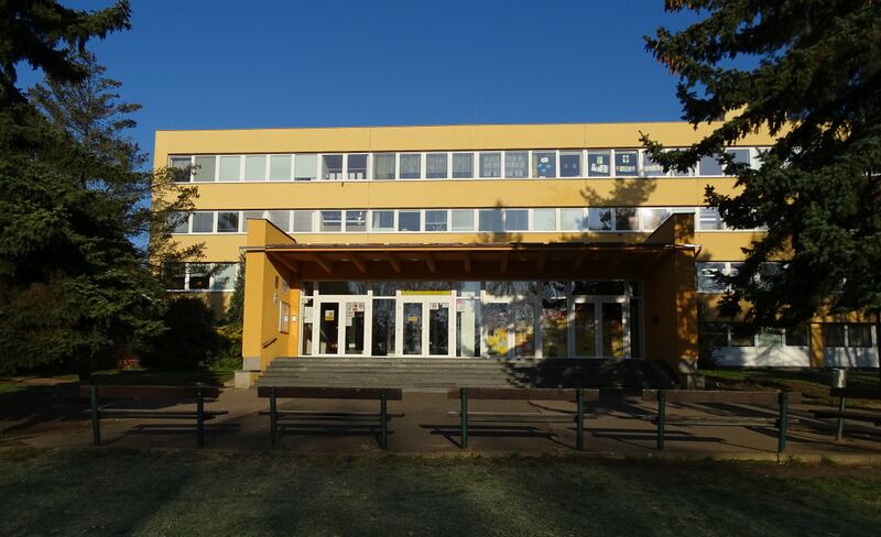 ملف:ZŠ Žernosecká, vchod.jpg