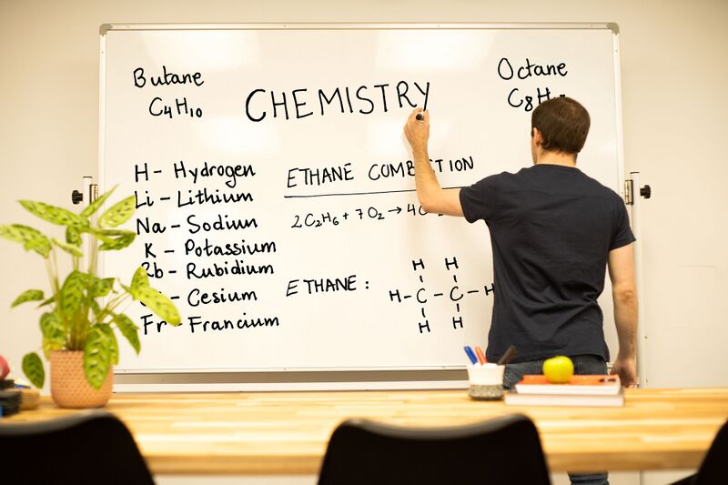 ملف:Chemistry Tutor.jpg