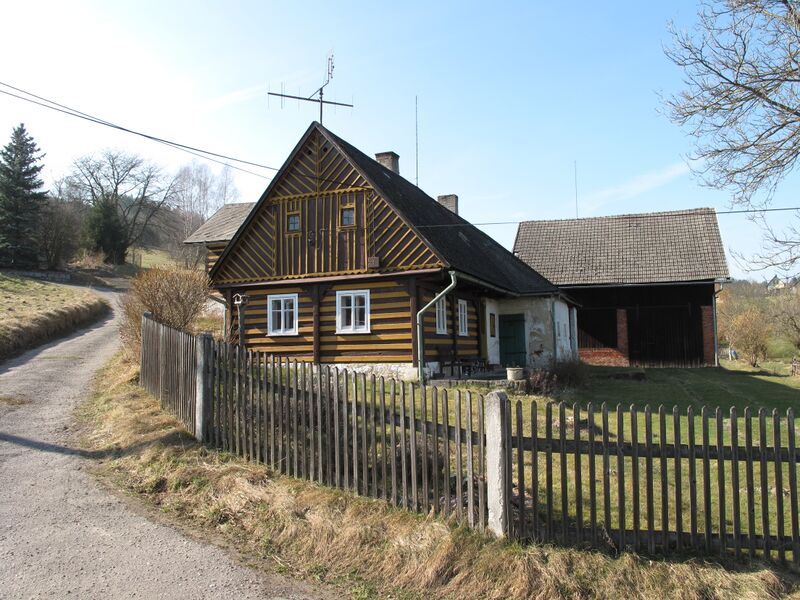 ملف:Malý Dub, roubenka.jpg