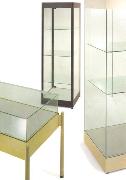 ملف:Vitrinensysteme der Fa. Schöninger.jpg