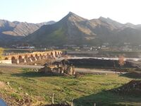 منظر أحد الجسور وأطلال قرية قوملاق خلفه