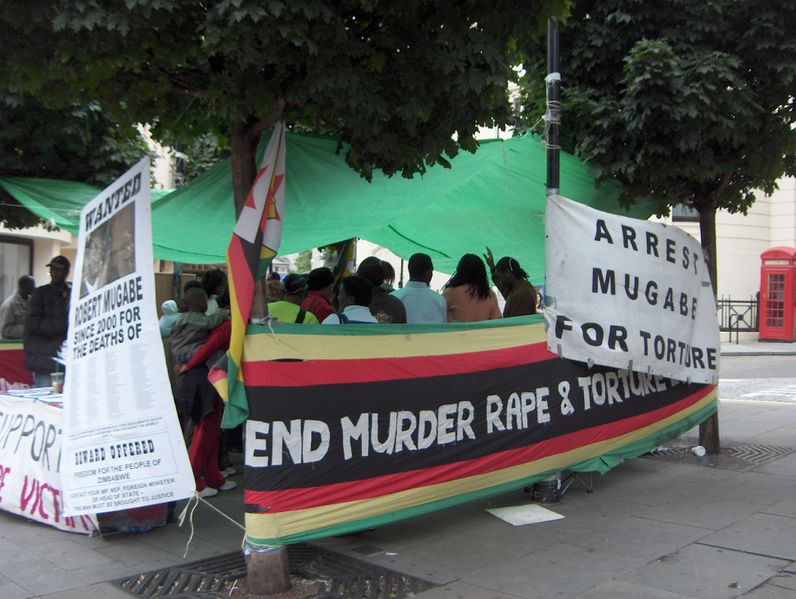 ملف:Demonstration against Mugabe.JPG