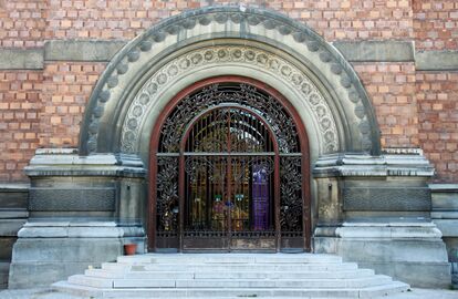 Relief sculpture and ironwork on the entrance of the gallery