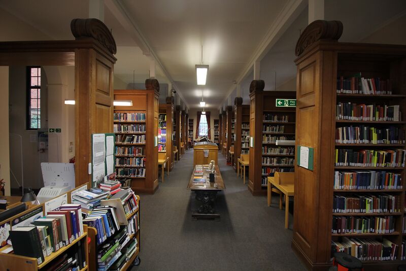 ملف:SelwynCollegeCambridge Library 4.jpg