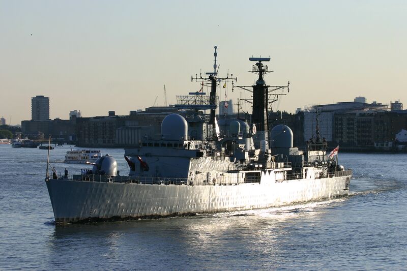 ملف:HMSExeterSailingDownTheThamesInLondon.jpg