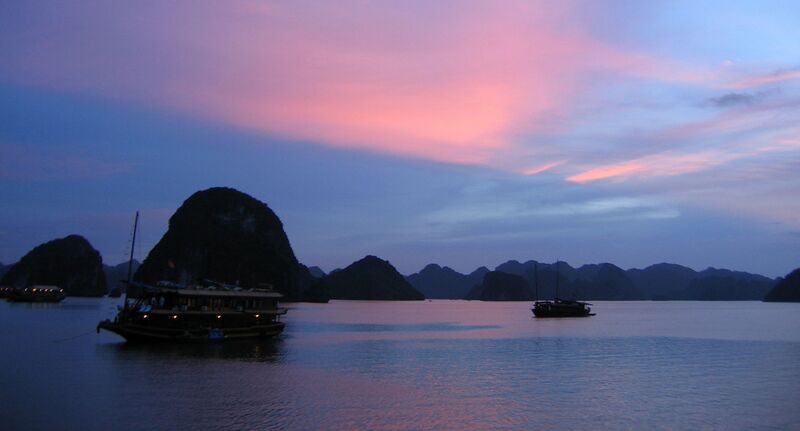 ملف:Ha Long sunset.jpg