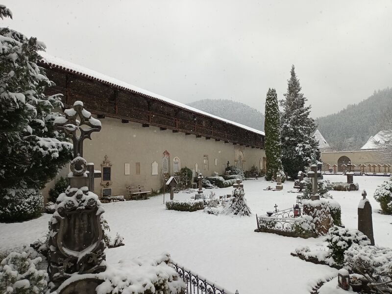 ملف:Sebastiansfriedhof Füssen mit Stadtmauer.jpg