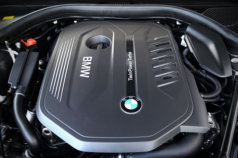 ملف:BMW 740i L6 engine.jpg