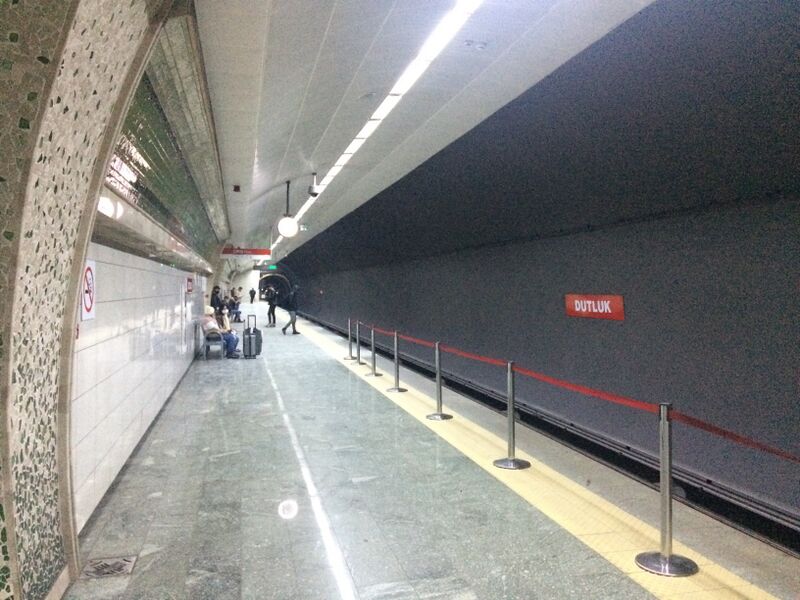 ملف:Dutluk Metro Platform.jpg