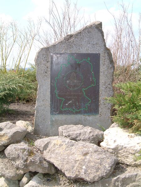 ملف:Mittelpunktstein Niederdorla.JPG